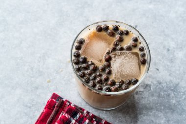 Ev yapımı süt kabarcık çay Tapioca Pearls ile. Geleneksel organik içecek.