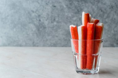 Taze yengeç sopa Surimi cam yemeye hazır. Fast Food.