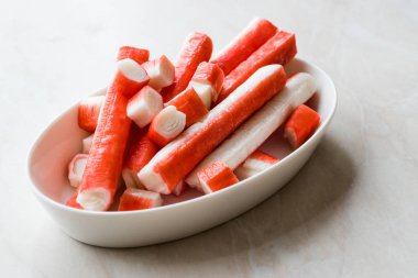 Taze yengeç sopa Surimi seramik kase. Yemeye hazır. Fast Food.
