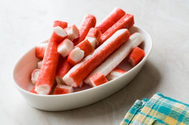 Taze yengeç sopa Surimi seramik kase. Yemeye hazır. Fast Food.