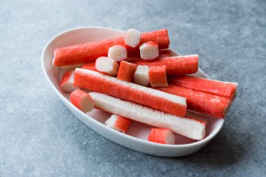 Taze yengeç sopa Surimi seramik kase. Yemeye hazır. Fast Food.