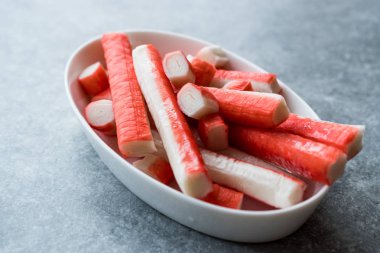 Taze yengeç sopa Surimi seramik kase. Yemeye hazır. Fast Food.