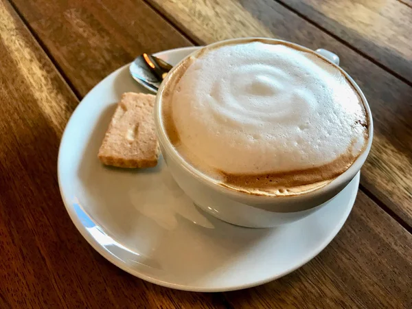 Copa Espumosa Café Cappuccino Con Galleta Superficie Madera Servido Restaurante — Foto de Stock