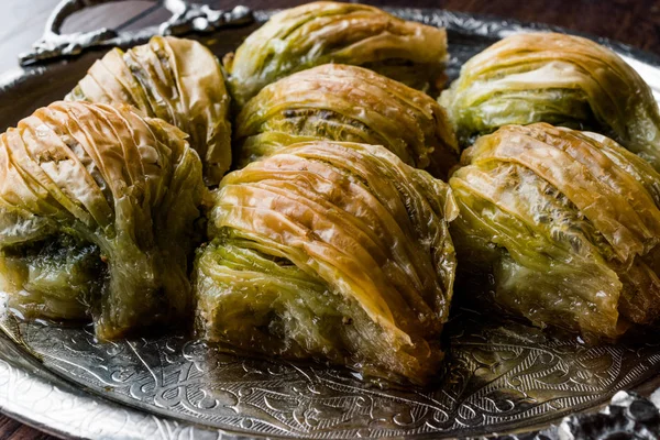 Türkisches Midye Baklava Muschelbaklawa Mit Grünem Pistazienpulver Und Buttercreme Einem — Stockfoto