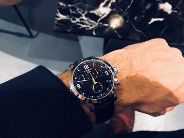 Türkiye-20 Ağustos 2018: Tissot kuvars saati. Kol saati erkek bilekte yapılan lüks İsviçre.
