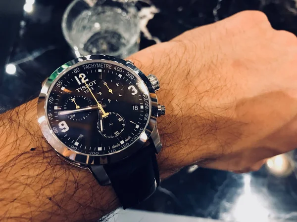 Türkiye-20 Ağustos 2018: Tissot kuvars saati. Kol saati bir adam aksesuar bilekte yapılan lüks İsviçre
