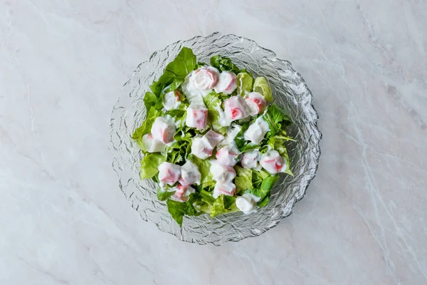 Tarisznyarák Botok Surimi Saláta Öntettel Üveg Tálba Friss Élelmiszer — Stock Fotó