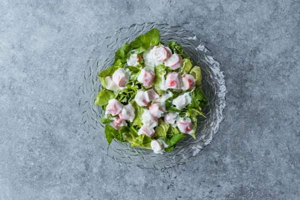 Caranguejo Sticks Surimi Salada Com Molho Glass Bowl Alimentos Frescos — Fotografia de Stock
