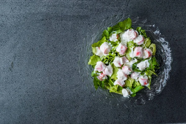 Tarisznyarák Botok Surimi Saláta Öntettel Üveg Tálba Friss Élelmiszer — Stock Fotó