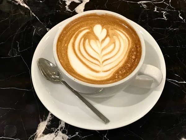 黒大理石の表面にコーヒーのカフェラテ フラット ホワイトのカップ ホット飲料 — ストック写真