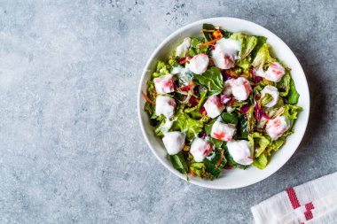 Yengeç sopa Surimi salata sosu ile. Cam kasede. Taze yiyecek.