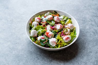 Yengeç sopa Surimi salata sosu ile. Cam kasede. Taze yiyecek.