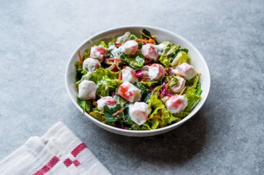 Yengeç sopa Surimi salata sosu ile. Cam kasede. Taze yiyecek.