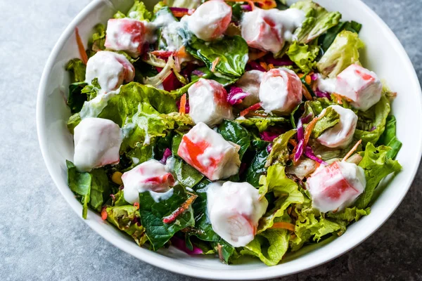 Bastoncini Granchio Surimi Insalata Con Salsa Ciotola Vetro Alimenti Freschi — Foto Stock