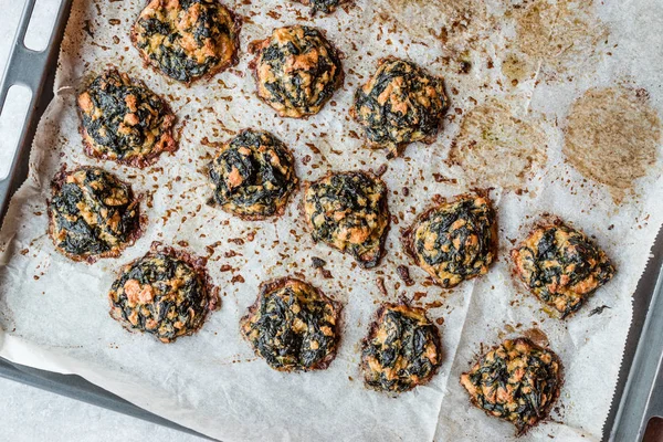 Bolas Galletas Espinacas Recién Horneadas Bandeja Horno Comida Ecológica Casera — Foto de Stock