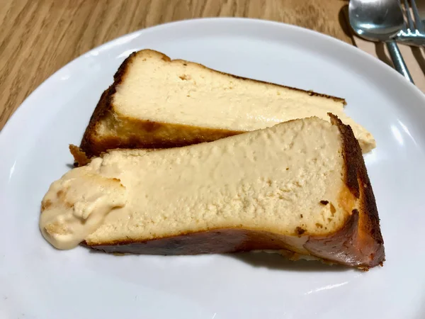 San Sebastian Cheesecake gümüş tabak / krem düz stil. Organik tatlı.