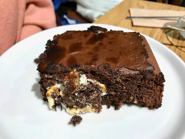 Beyaz çikolata ile taze pişmiş kek Restaurant, hizmet. Organik tatlı.