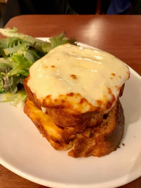 Croque Monsieur Bekanntester Französischer Toast Mit Schinken Und Käse Serviert — Stockfoto