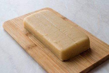 Ev yapımı badem ezmesi tüm badem ezmesi ahşap tahta üzerinde. Organik gıda.