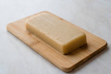 Ev yapımı badem ezmesi tüm badem ezmesi ahşap tahta üzerinde. Organik gıda.