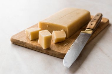 Ev yapımı badem ezmesi tüm badem ezmesi ahşap tahta üzerinde. Organik gıda.