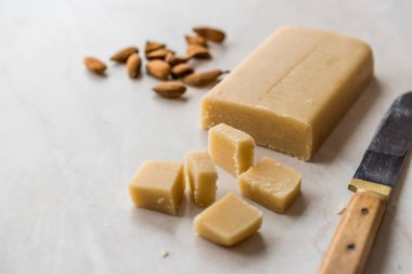 Ev yapımı badem ezmesi tüm badem ezmesi ahşap tahta üzerinde. Organik gıda.