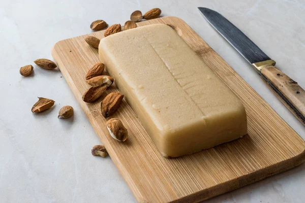 Pasta Amêndoa Caseira Marzipan Inteiro Placa Madeira Alimentos Orgânicos — Fotografia de Stock