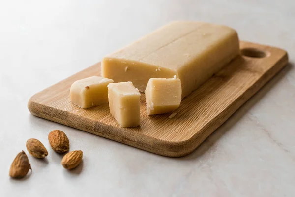 Pasta Amêndoa Caseira Marzipan Inteiro Placa Madeira Alimentos Orgânicos — Fotografia de Stock