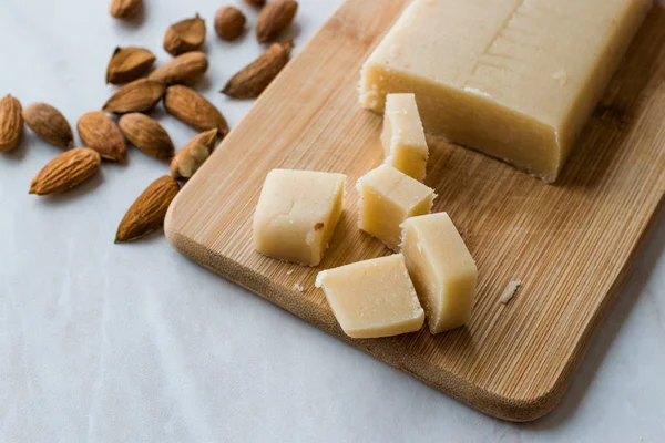 Pasta Amêndoa Caseira Marzipan Inteiro Placa Madeira Alimentos Orgânicos — Fotografia de Stock