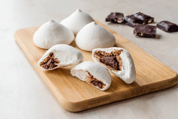 Halb Geschnittene Schokolade Gefüllte Marshmallows Auf Holzbrettern Süßwaren — Stockfoto