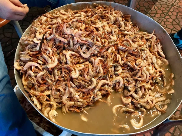 Karides yığını / karides suda ıslatın ve büyük Metal kâse. Deniz ürünleri