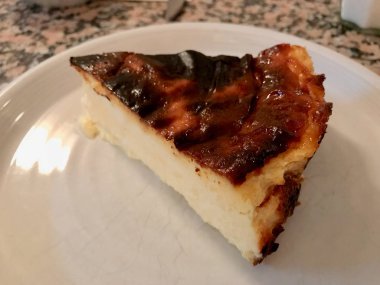 San Sebastian Cheesecake gümüş tabak içinde / krem düz New York Style organik tatlı.