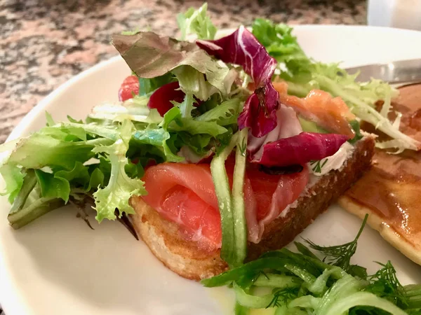 Tostadas Francesas Con Sándwich Salmón Gravlax Servido Con Ensalada Verduras — Foto de Stock