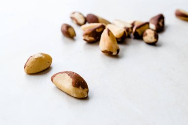 Brezilya fıstığı kabuk olmadan ham organik yığını. Organik gıda.