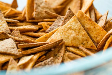 Ev yapımı Tortilla Cips yapılan gözleme ve fırında Baked / makro görünümü kadar yakın. Organik aperatifler.