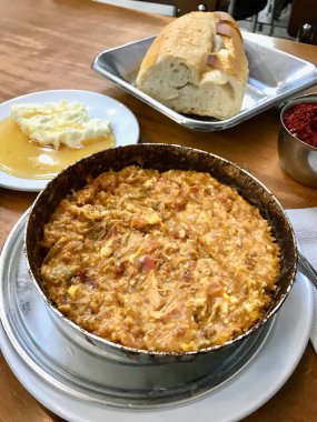 Türk kahvaltı Menemen çay ile. Geleneksel yemekleri. Organik gıda.