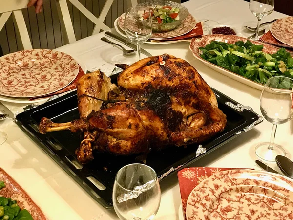 自家製ローストした感謝祭の七面鳥の夕食のテーブルにすべての辺 有機の伝統的な食品 — ストック写真