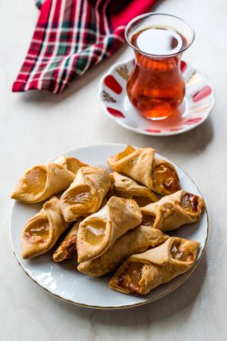 Geleneksel çay ile ev yapımı Türk lokumu tanımlama / bisküvi. Geleneksel tatlı.
