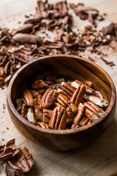 Soyulmuş kabuk olmadan ahşap kase içinde pekan fındık / ceviz. Organik gıda.