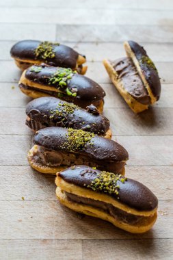 Fransız tatlı çikolata eklerleri krema ile doldurulmuş ve fıstık tozu / profiterol. Geleneksel tatlı.