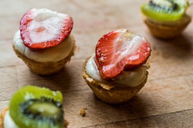 Mini tart, Tartolet veya çilek, krem ve taze meyve ile Tartlets. Tatlı kavramı.
