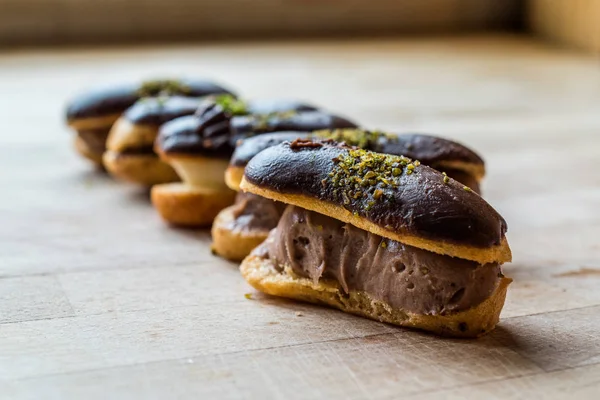 French Posert Chocolate Eclairs Con Relleno Crema Polvo Pistacho Profiteroles —  Fotos de Stock