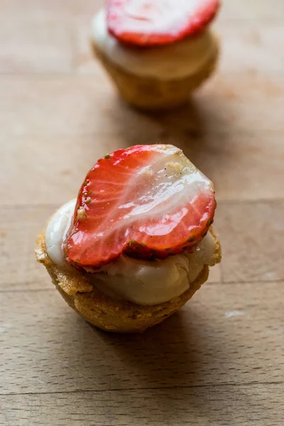 Mini Tartas Tartolet Tartlets Con Fresa Crema Frutas Frescas Concepto —  Fotos de Stock