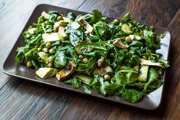 Salade Avocat Aux Petits Pois Feuilles Fusée Dans Une Assiette — Photo