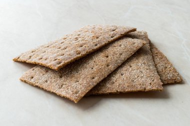Çavdar Crispbread Maya ile yapılan / gevrek gevrek tahıllı Mısır gevreği keten tohumu Protein ekmek Bar için egzersiz.