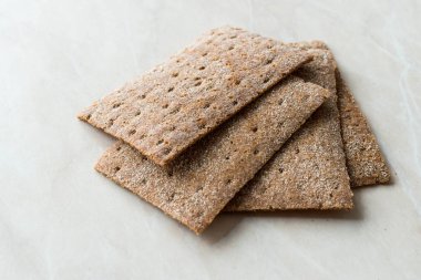 Çavdar Crispbread Maya ile yapılan / gevrek gevrek tahıllı Mısır gevreği keten tohumu Protein ekmek Bar için egzersiz.