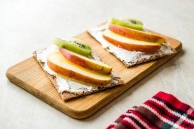 Çavdar Cripsbread krem peynir, elma dilim ve kivi / sağlıklı aperatifler organik gıda ile tarifi.