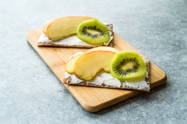 Çavdar Cripsbread krem peynir, elma dilim ve kivi / sağlıklı aperatifler organik gıda ile tarifi.