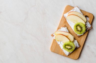 Çavdar Cripsbread krem peynir, elma dilim ve kivi / sağlıklı aperatifler organik gıda ile tarifi.