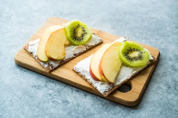 Pão Centeio Com Queijo Creme Fatias Maçã Frutas Kiwi Receita — Fotografia de Stock